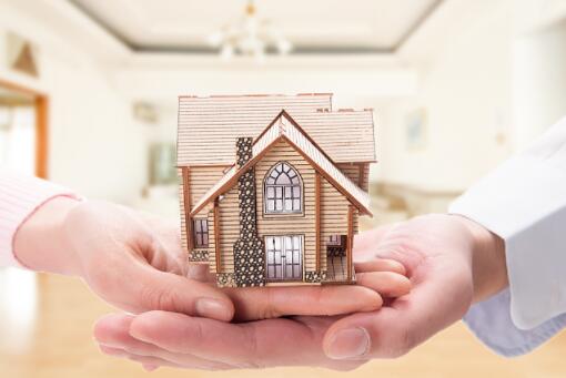 政府工作报告首提“长租房” 政策引领下的发展路径与未来趋势